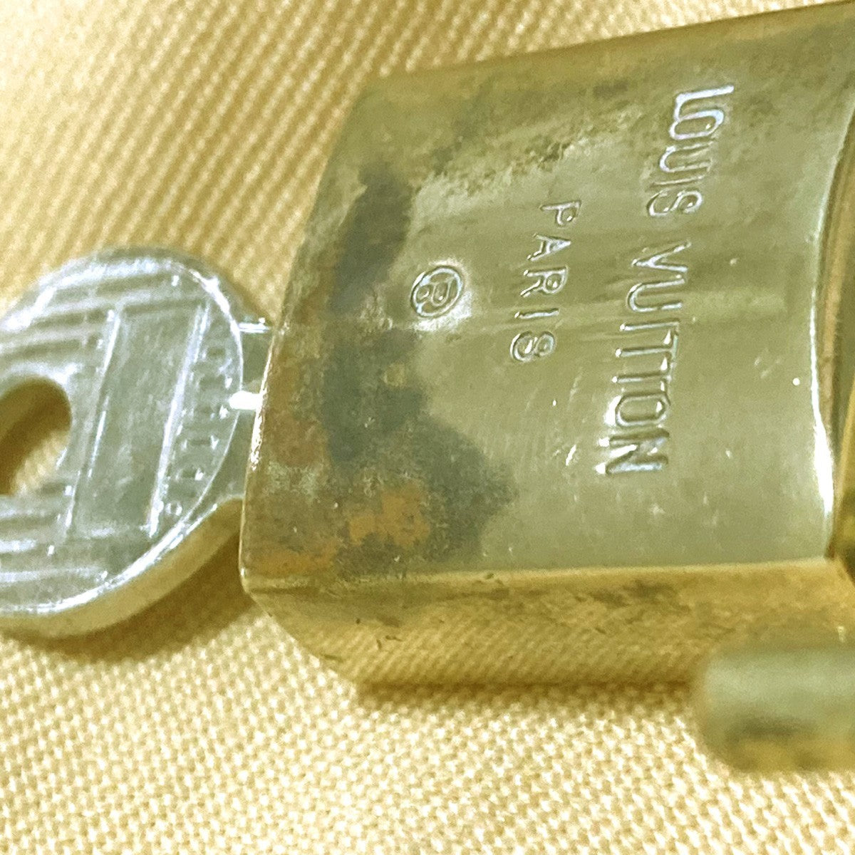 LOUIS VUITTON LV 19 SET PADLOCK KEY CHARM CADENA GOLD-PLATED FRANCE 69PDA319