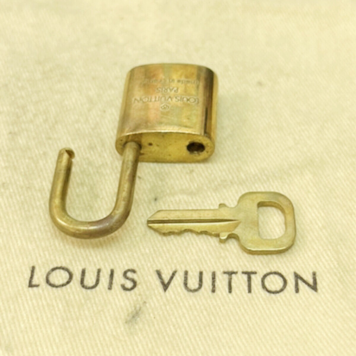 LOUIS VUITTON LV 10 SET PADLOCK KEY CHARM CADENA GOLD-PLATED FRANCE 36JF466