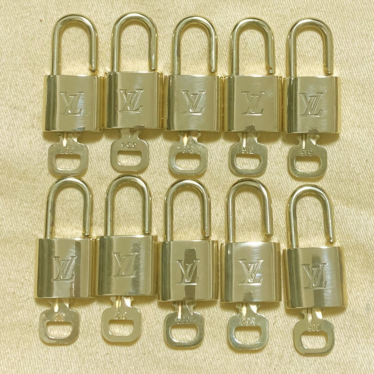 LOUIS VUITTON LV 10 SET PADLOCK KEY CHARM CADENA GOLD-PLATED FRANCE 62PDA226