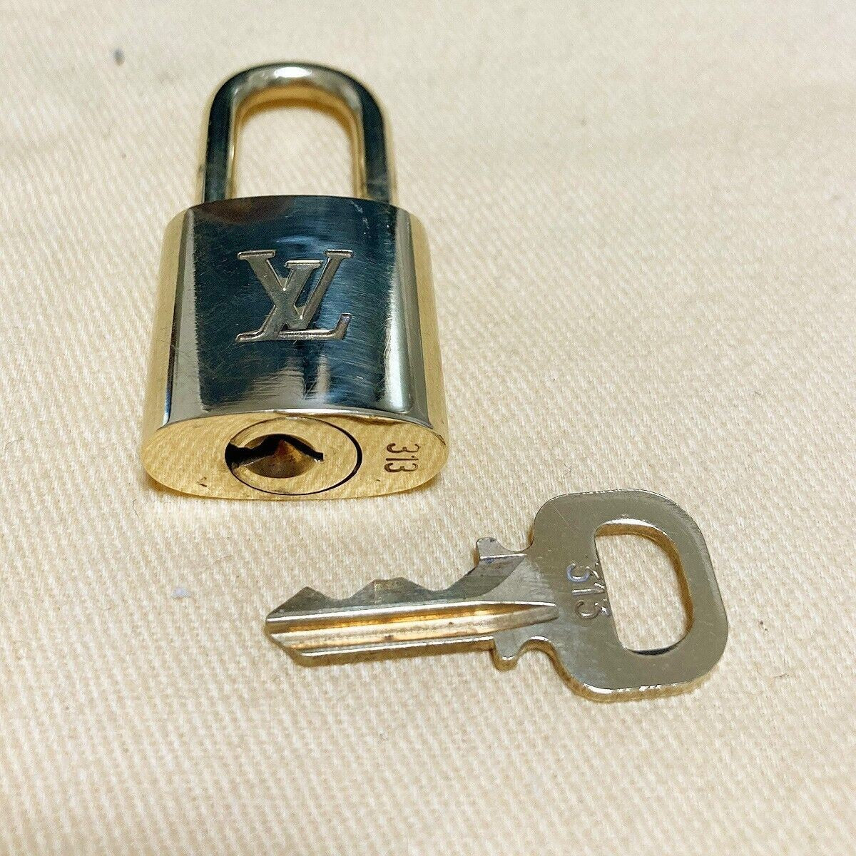 LOUIS VUITTON LV 10 SET PADLOCK KEY BAG CHARM CADENA GOLD PLATED FRANCE 37PDA022