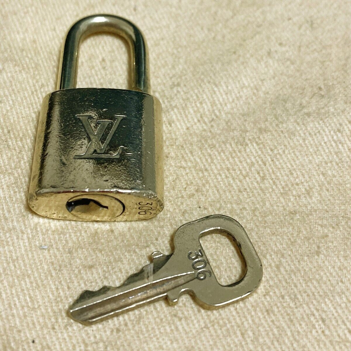 LOUIS VUITTON LV 10 SET PADLOCK KEY CHARM CADENA GOLD-PLATED FRANCE 61PDA174