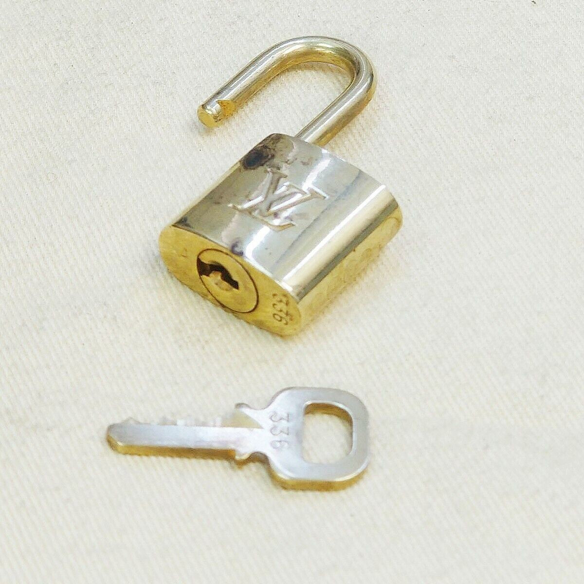 LOUIS VUITTON LV 10 SET PADLOCK KEY BAG CHARM CADENA GOLD PLATED FRANCE 33HA004