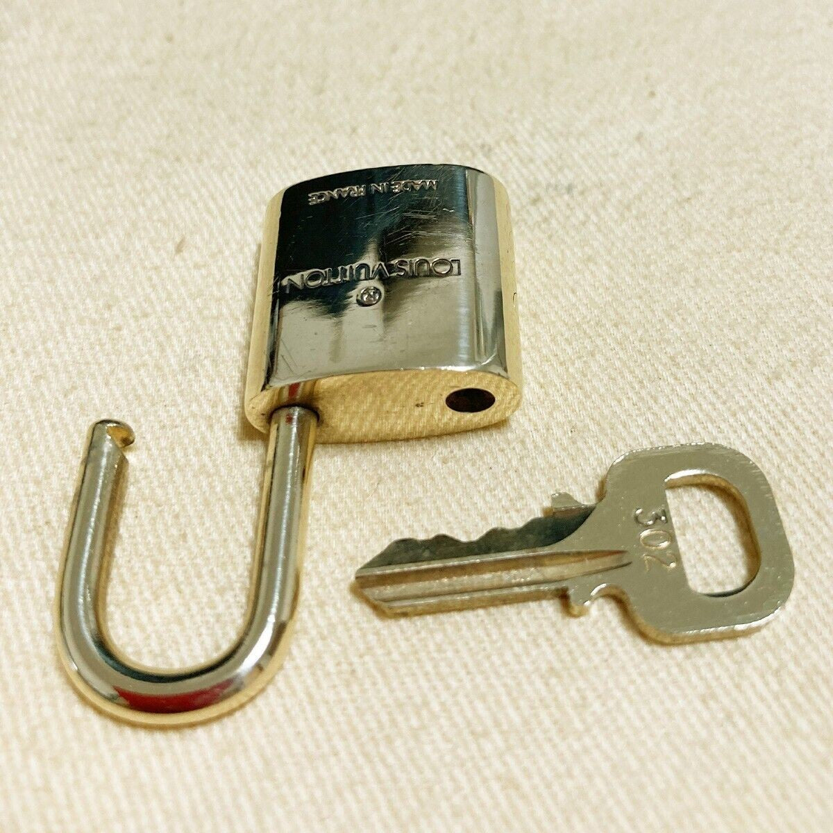 LOUIS VUITTON LV 10 SET PADLOCK KEY CHARM CADENA GOLD-PLATED FRANCE 31PDA122