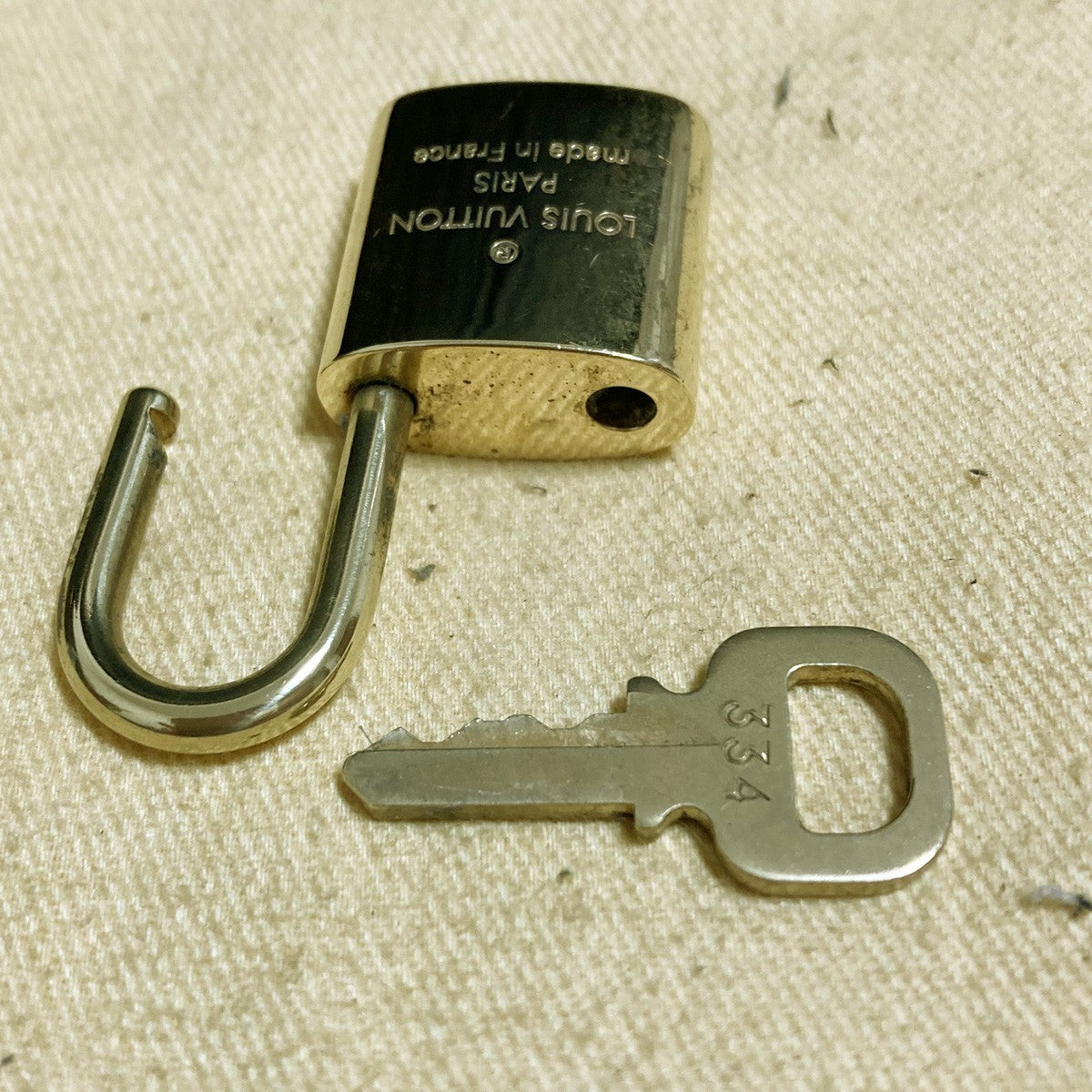 LOUIS VUITTON LV 10 SET PADLOCK KEY CHARM CADENA GOLD-PLATED FRANCE 31PDA243