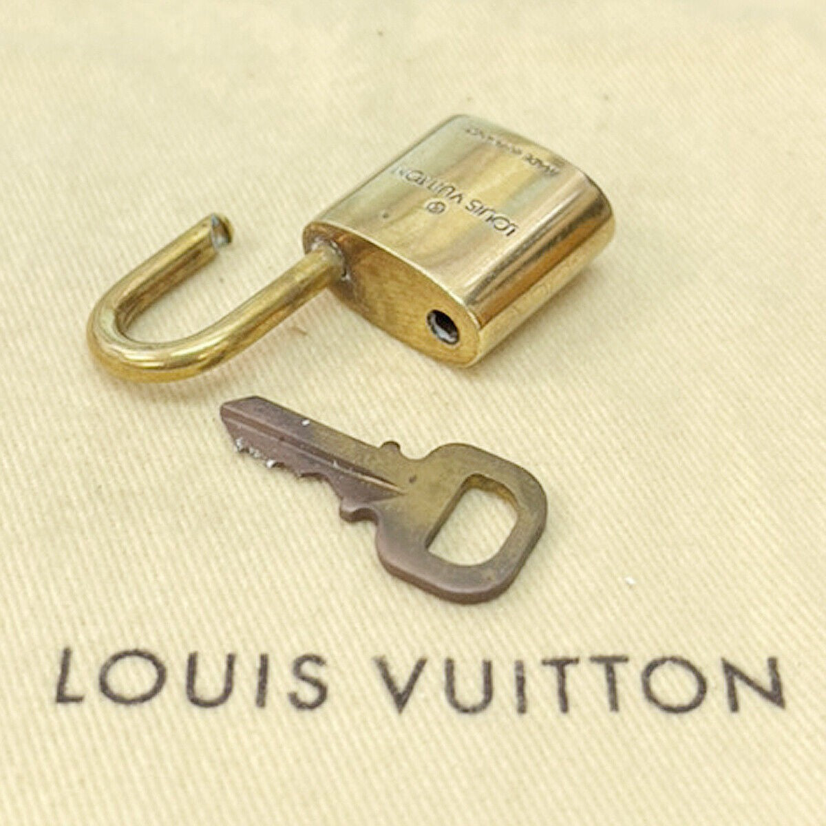 LOUIS VUITTON LV 10 SET PADLOCK KEY CHARM CADENA GOLD-PLATED FRANCE 36JF454