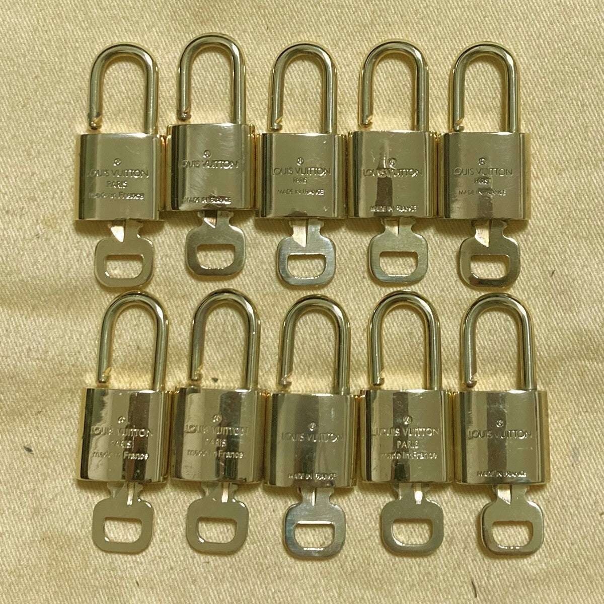 LOUIS VUITTON LV 10 SET PADLOCK KEY CHARM CADENA GOLD-PLATED FRANCE 33PDA211