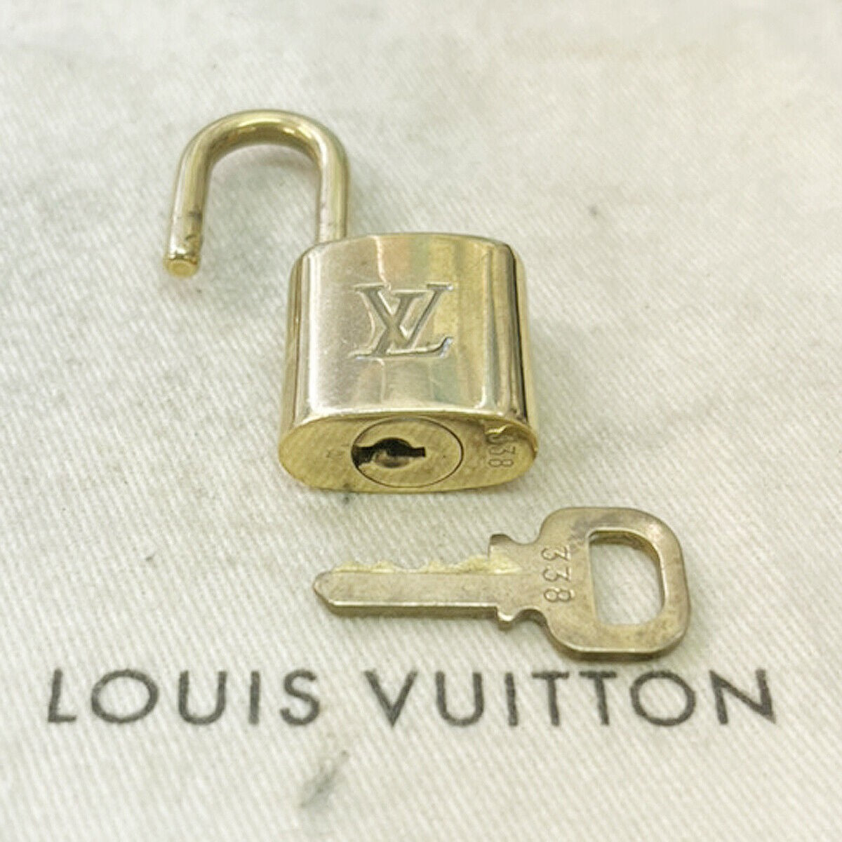 LOUIS VUITTON LV 10 SET PADLOCK KEY CHARM CADENA GOLD-PLATED FRANCE 34JF479