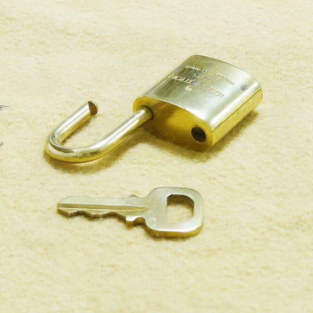 LOUIS VUITTON LV 10 SET PADLOCK KEY BAG CHARM CADENA GOLD PLATED FRANCE 35HA102