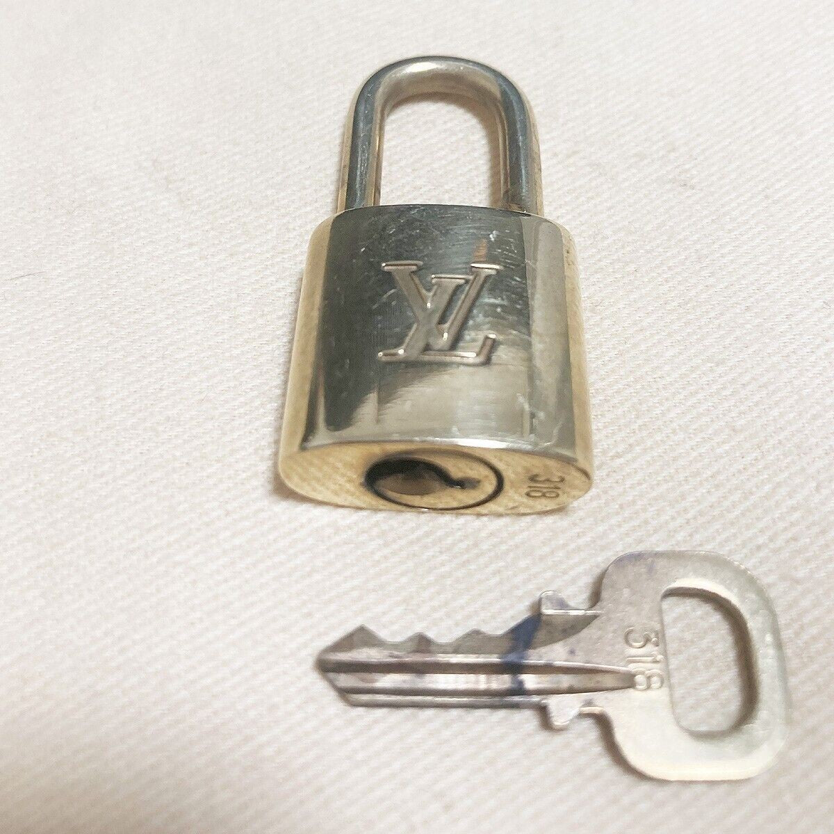 LOUIS VUITTON LV 10 SET PADLOCK KEY BAG CHARM CADENA GOLD PLATED FRANCE 33YB049