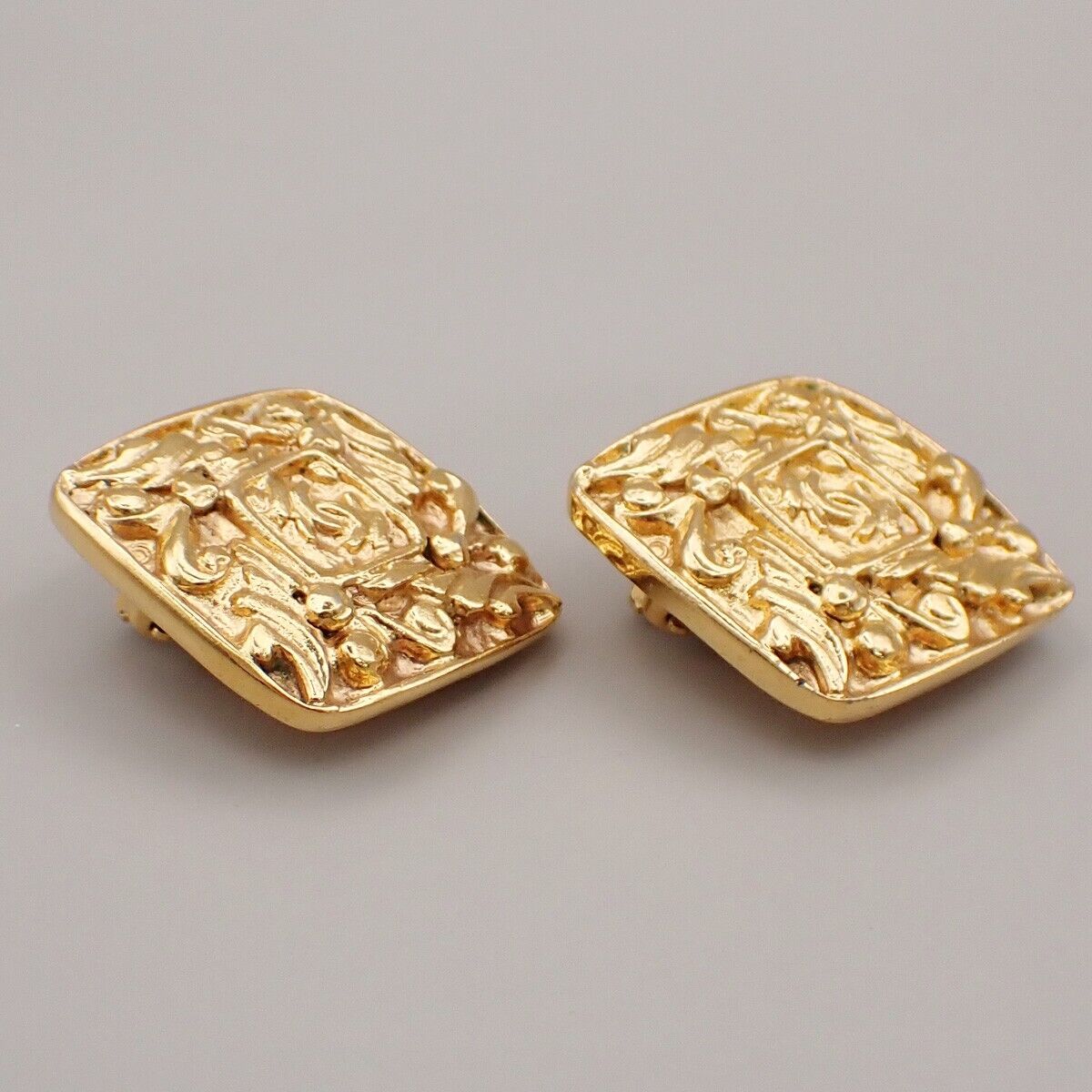 CHANEL CC Logo Diamond Shape Earrings Clip-On Gold GHW France Vintage 34YG565