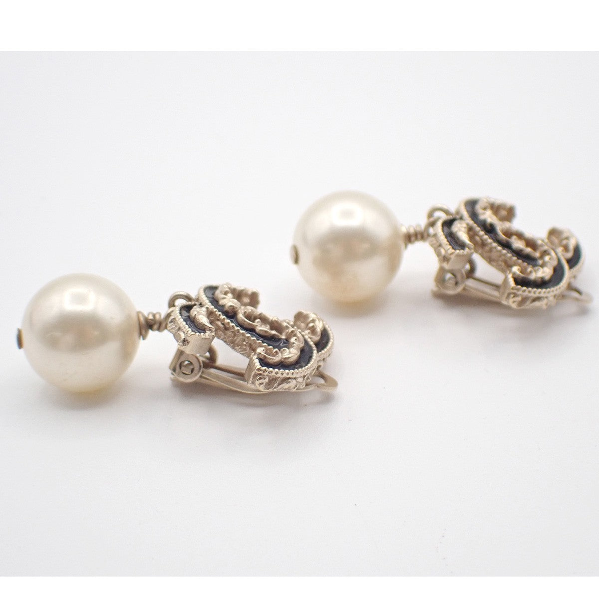 CHANEL CC Logo Immitation Pearl Swing Earrings Clip-on B13C Gold Italy 84RL895