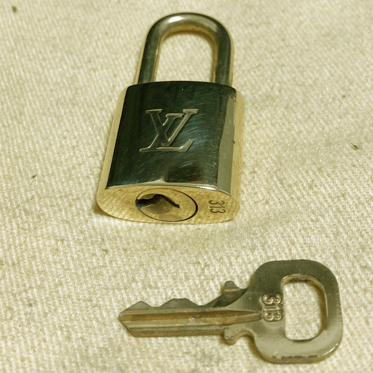 LOUIS VUITTON LV 10 SET PADLOCK KEY CHARM CADENA GOLD-PLATED FRANCE 65PDA234