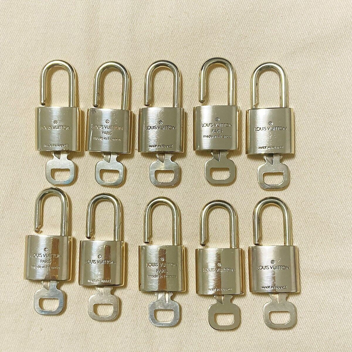 LOUIS VUITTON LV 10 SET PADLOCK KEY BAG CHARM CADENA GOLD PLATED FRANCE 37PDA031