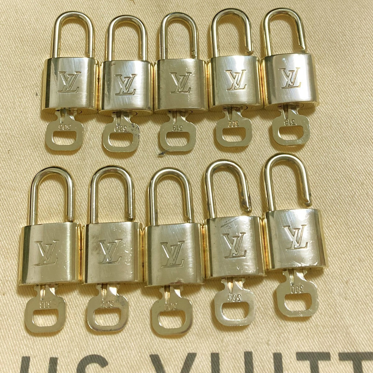 LOUIS VUITTON LV 10 SET PADLOCK KEY CHARM CADENA GOLD-PLATED FRANCE 37PDA305