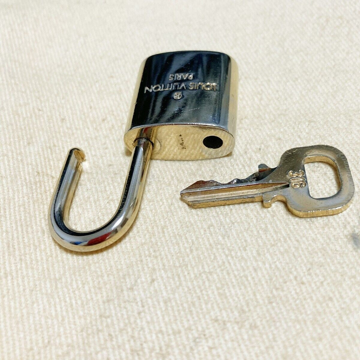 LOUIS VUITTON LV 10 SET PADLOCK KEY BAG CHARM CADENA GOLD-PLATED FRANCE 31pda107