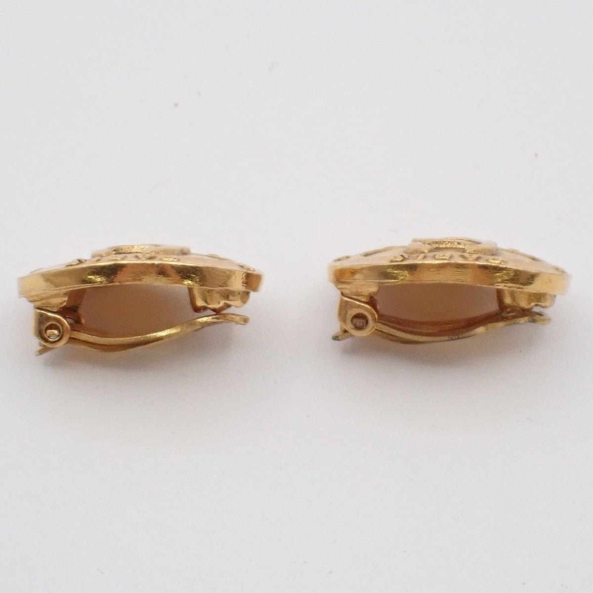 CHANEL CC Logo Oval Button Earrings Clip-On 28 Gold-Plated Vintage 83RF751