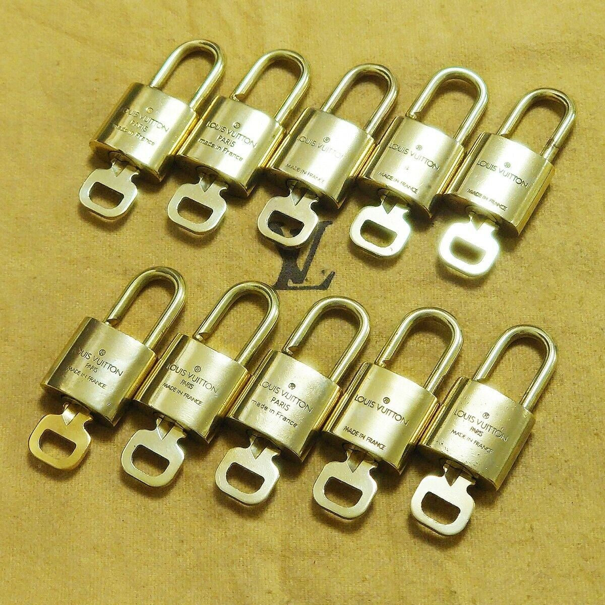 LOUIS VUITTON LV 10 SET PADLOCK KEY BAG CHARM CADENA GOLD PLATED FRANCE 35HA088