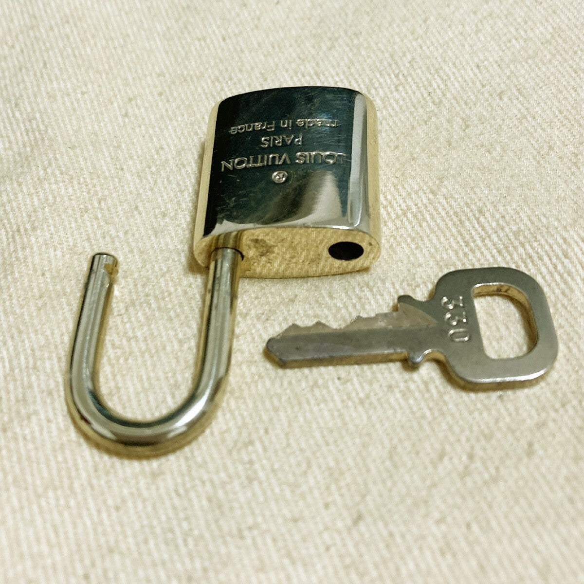 LOUIS VUITTON LV 10 SET PADLOCK KEY CHARM CADENA GOLD-PLATED FRANCE 31PDA168