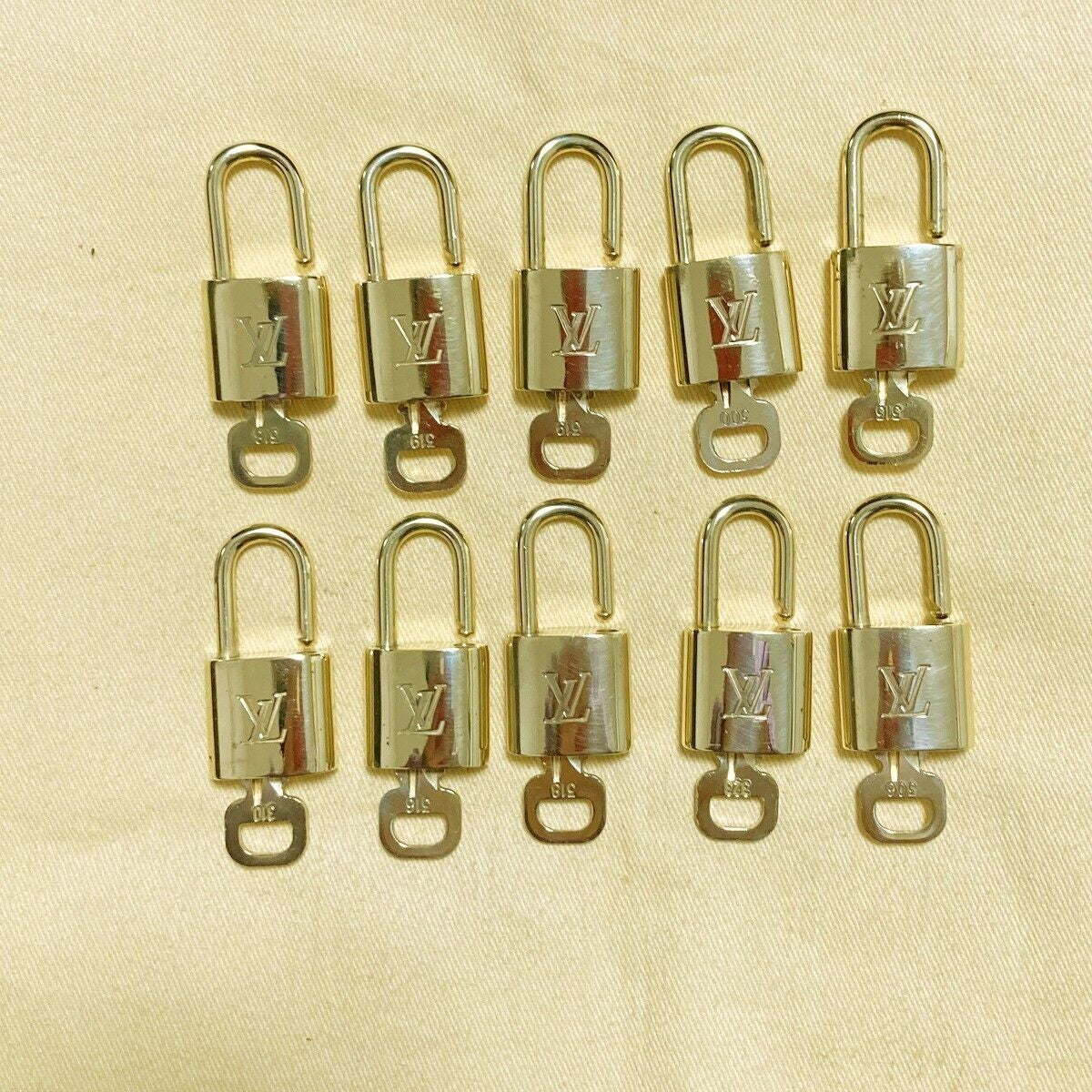 LOUIS VUITTON LV 10 SET PADLOCK KEY BAG CHARM CADENA GOLD PLATED FRANCE 30PDA066