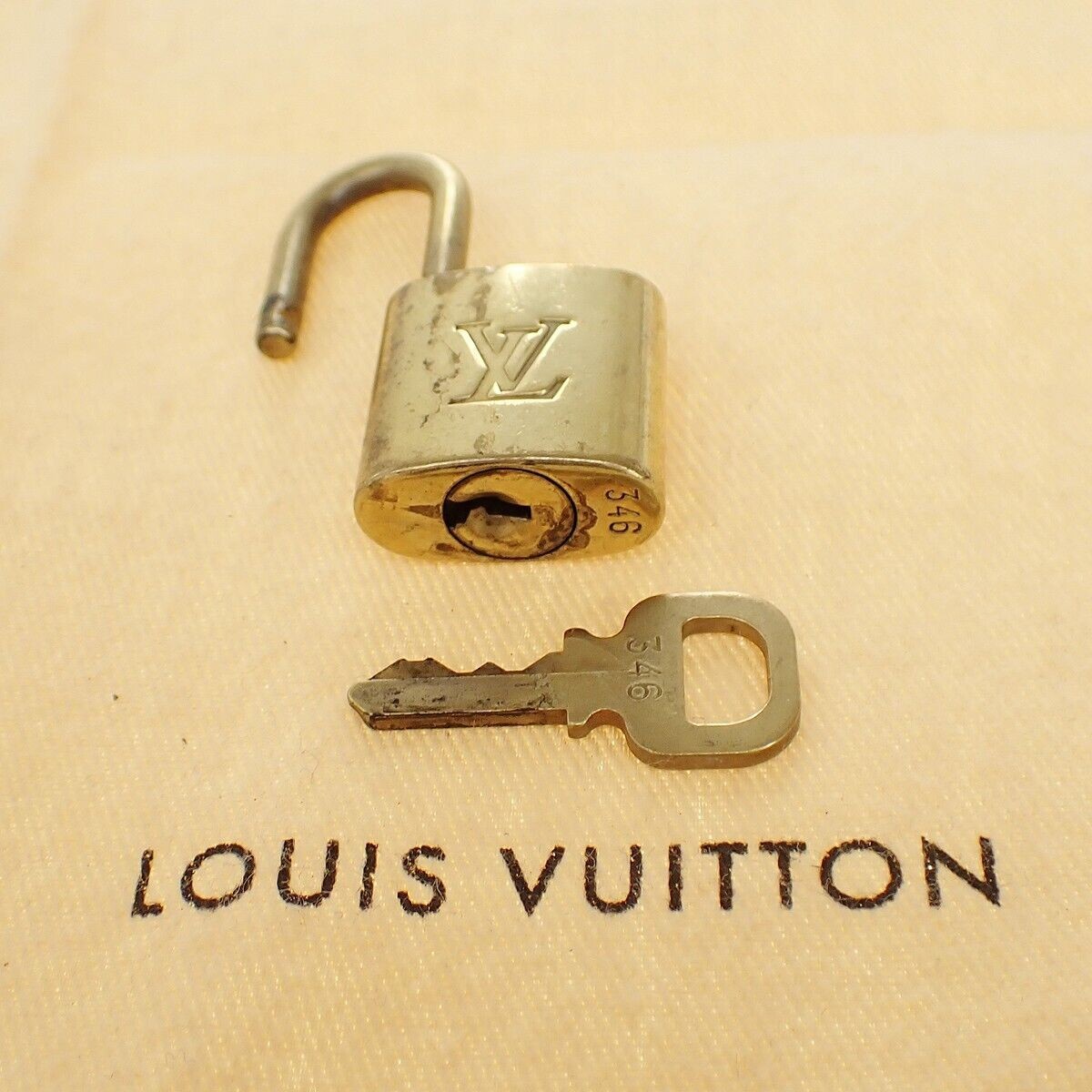 LOUIS VUITTON LV 10 SET PADLOCK KEY BAG CHARM CADENA GOLD PLATED FRANCE 35YE913
