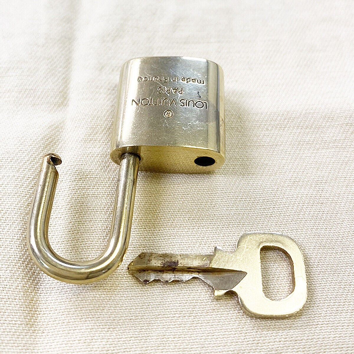 LOUIS VUITTON LV 10 SET PADLOCK CADENA KEY BAG CHARM GOLD PLATED FRANCE 35MS901