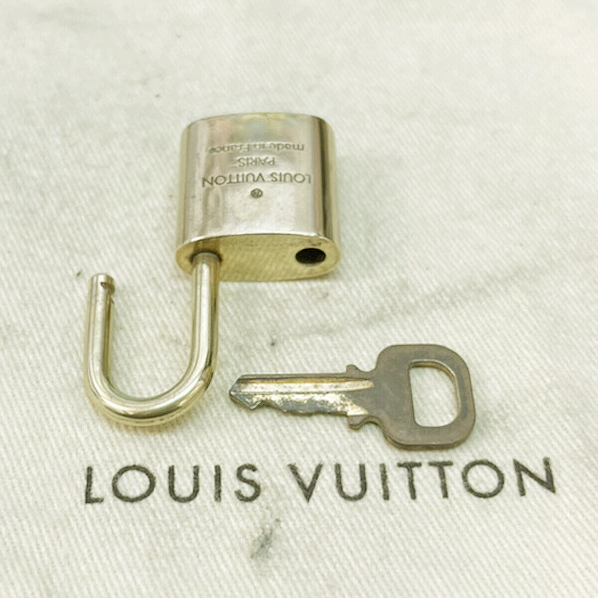 LOUIS VUITTON LV 10 SET PADLOCK KEY CHARM CADENA GOLD-PLATED FRANCE 35JF460