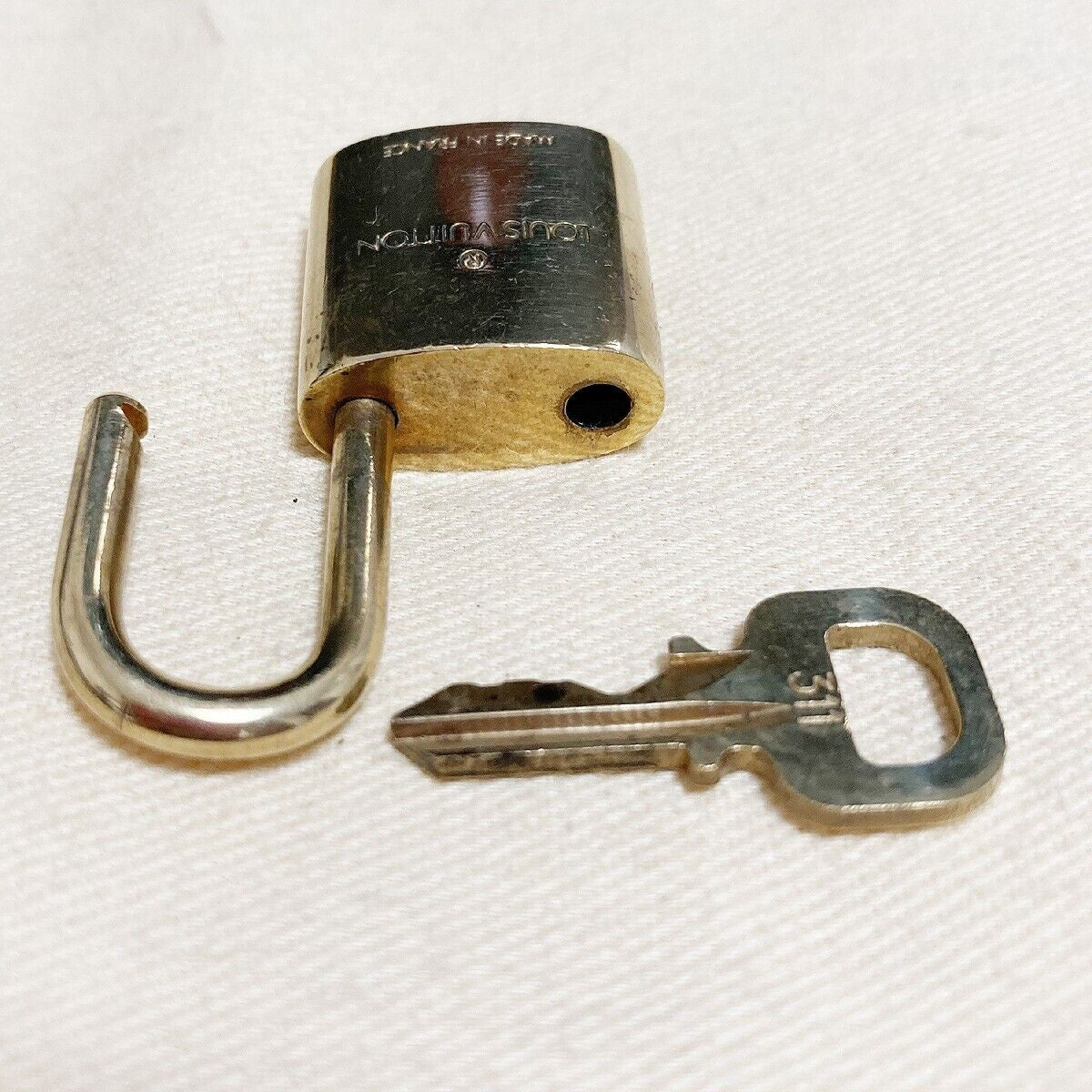 LOUIS VUITTON LV 10 SET PADLOCK KEY BAG CHARM CADENA GOLD PLATED FRANCE 35YB050
