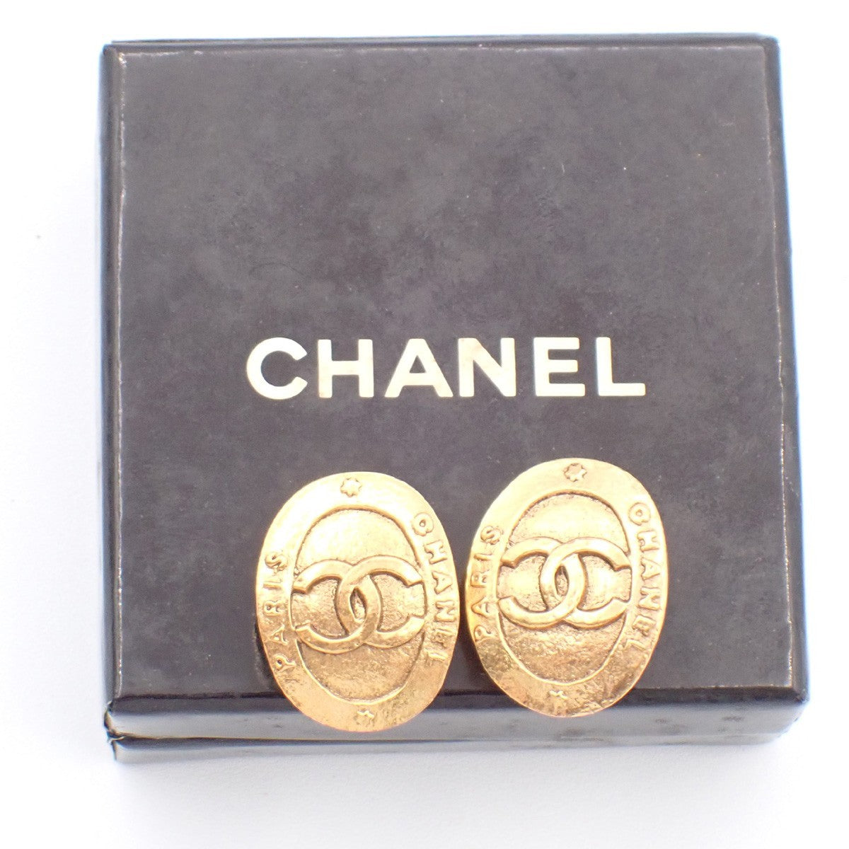 CHANEL CC Logo Oval Button Earrings Clip-On 28 Gold-Plated Vintage 83RF751