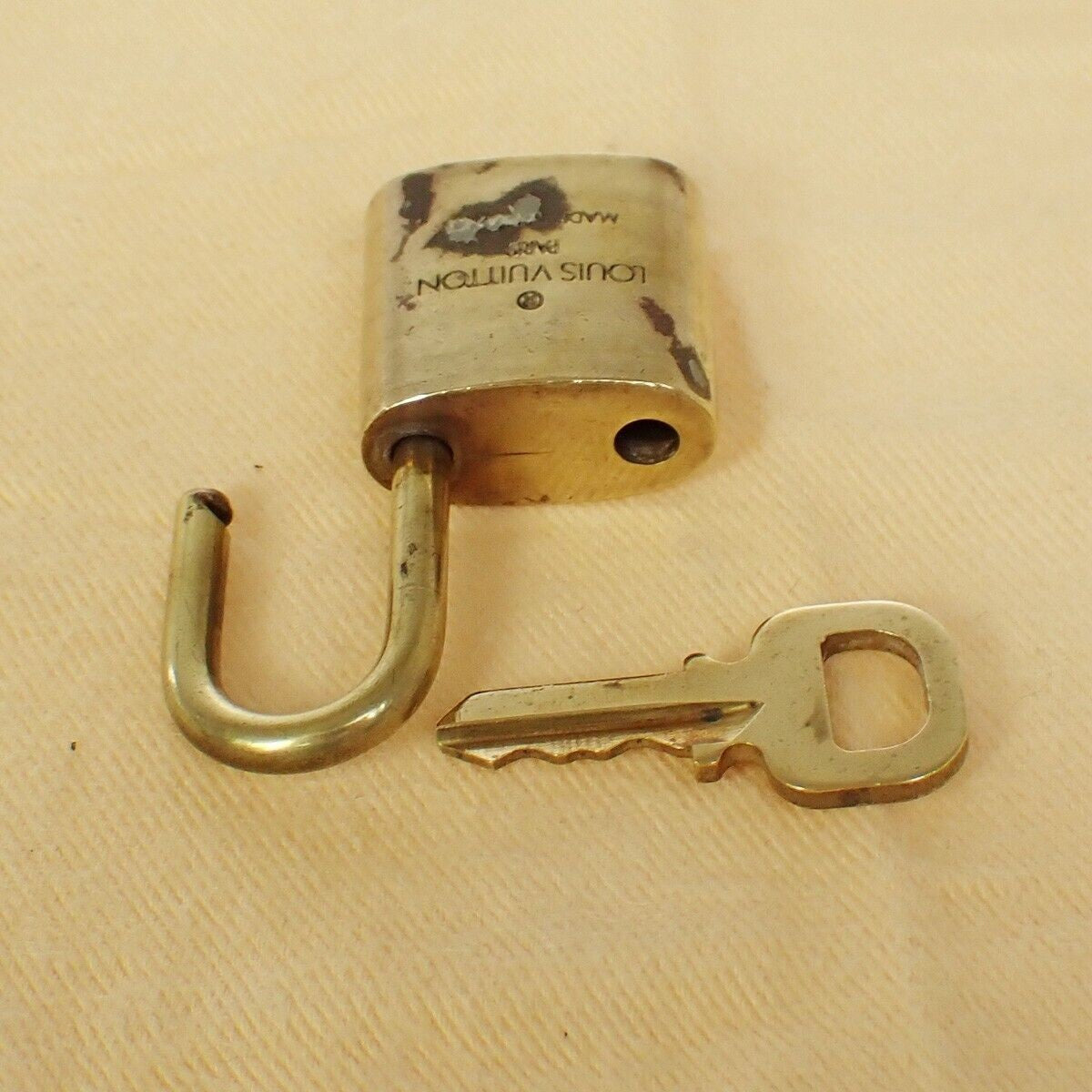 LOUIS VUITTON LV 10 SET PADLOCK KEY BAG CHARM CADENA GOLD PLATED FRANCE 37SH953