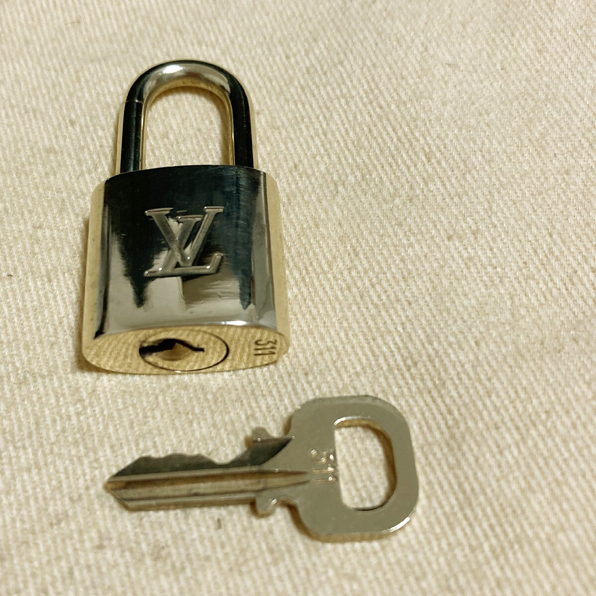 LOUIS VUITTON LV 10 SET PADLOCK KEY CHARM CADENA GOLD-PLATED FRANCE 31PDA180
