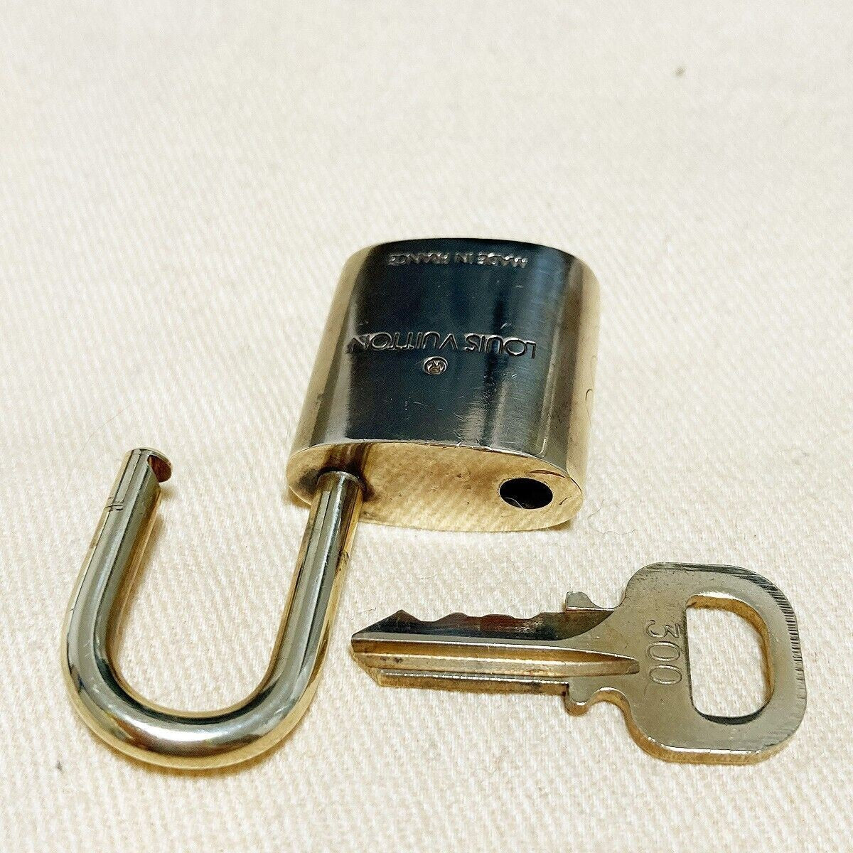 LOUIS VUITTON LV 10 SET PADLOCK KEY BAG CHARM CADENA GOLD PLATED FRANCE 31PDA023
