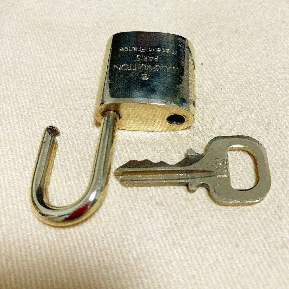 LOUIS VUITTON LV 10 SET PADLOCK KEY BAG CHARM CADENA GOLD PLATED FRANCE 37PDA047