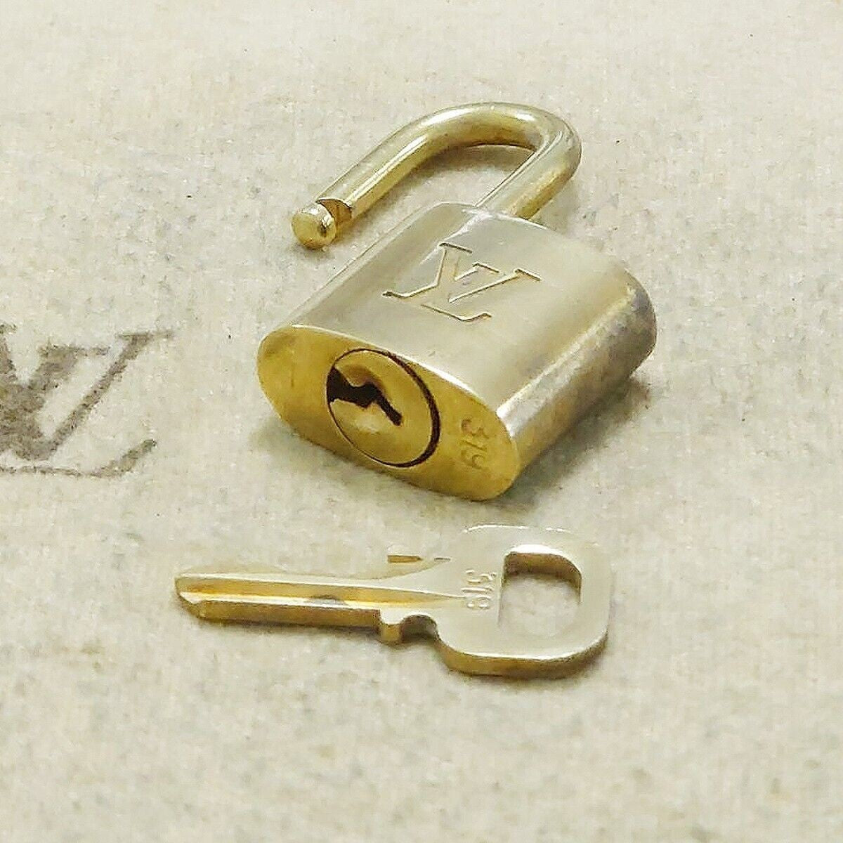 LOUIS VUITTON LV 10 SET PADLOCK KEY BAG CHARM CADENA GOLD PLATED FRANCE 65HA166