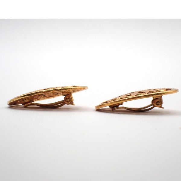 CHANEL CC Logo Oval Earrings 26 Clip-On Gold France Vintage 83RL873