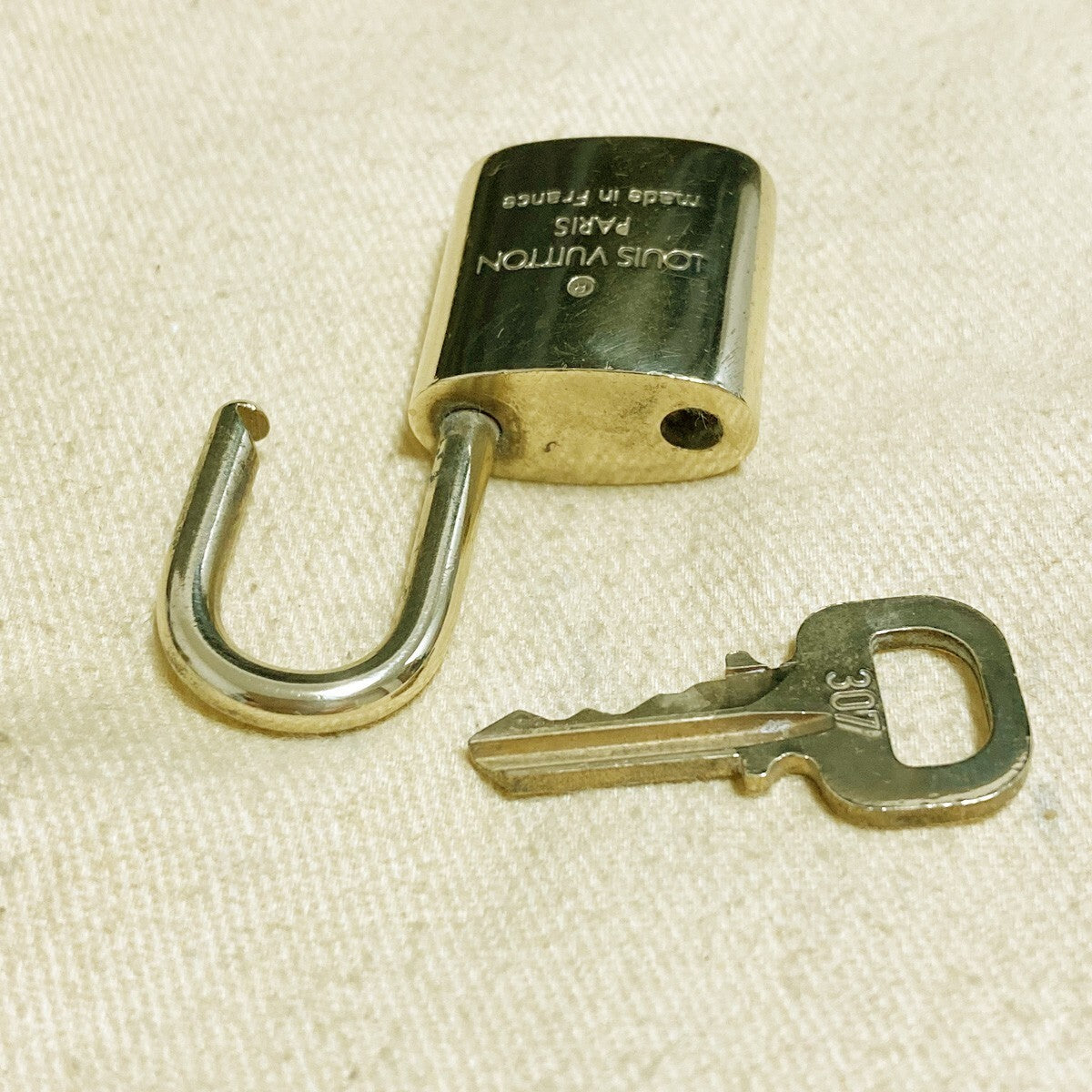 LOUIS VUITTON LV 10 SET PADLOCK KEY CHARM CADENA GOLD-PLATED FRANCE 62PDA238