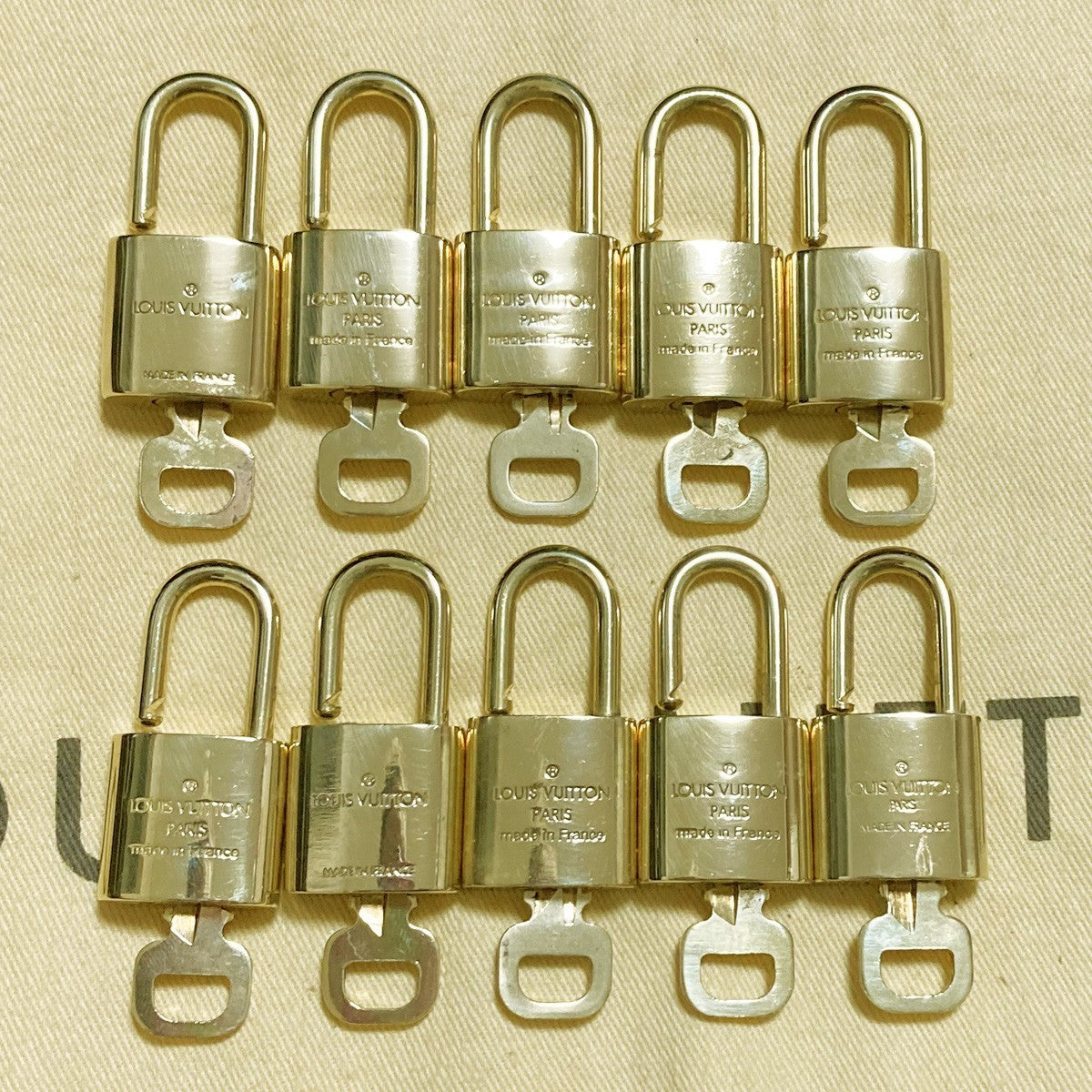 LOUIS VUITTON LV 10 SET PADLOCK KEY CHARM CADENA GOLD-PLATED FRANCE 35PDA263