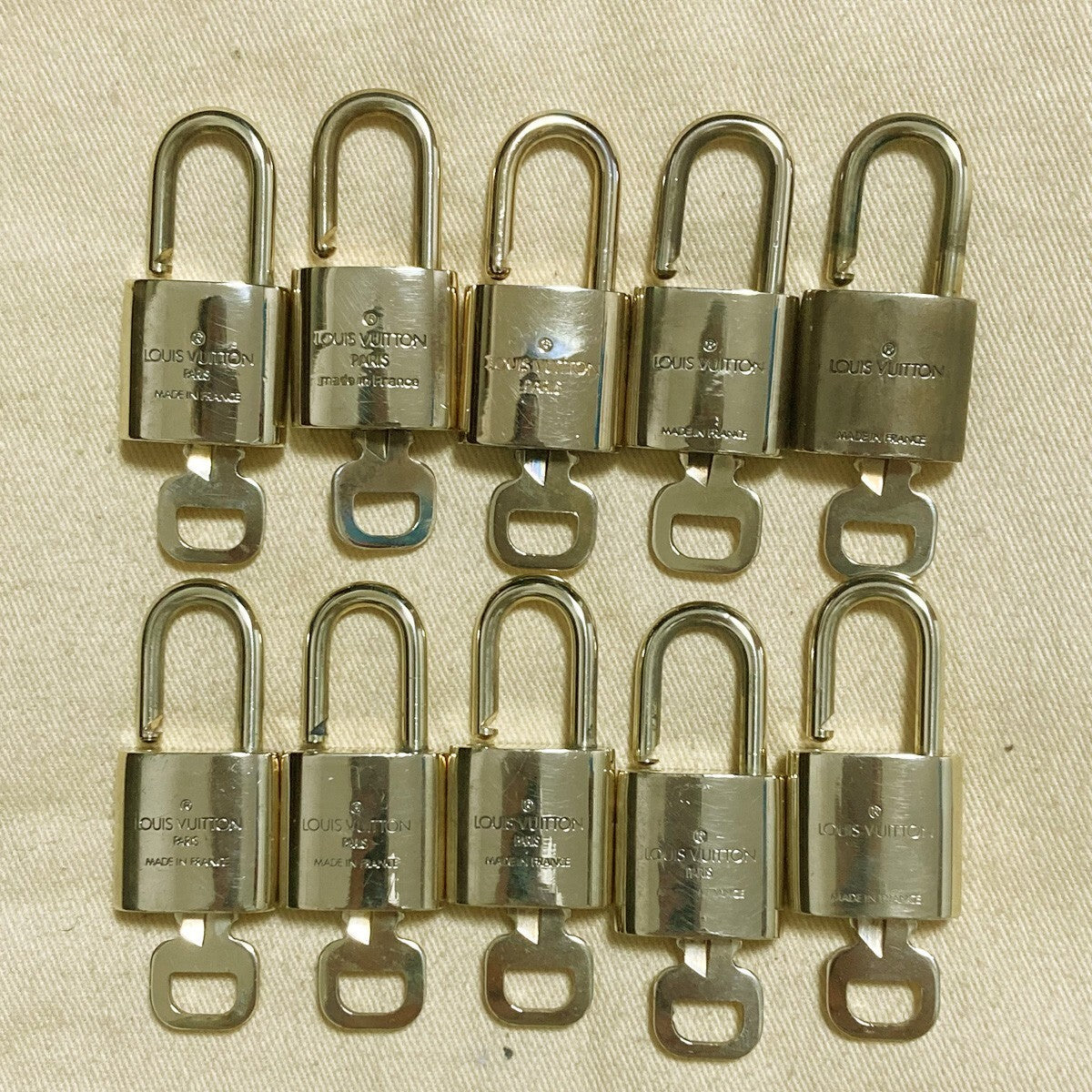 LOUIS VUITTON LV 10 SET PADLOCK KEY CHARM CADENA GOLD-PLATED FRANCE 39PDA172