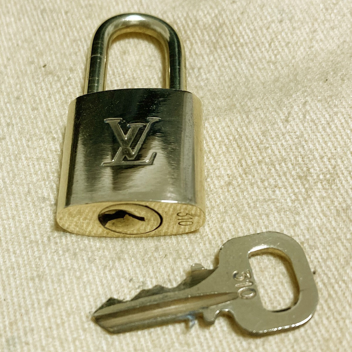 LOUIS VUITTON LV 10 SET PADLOCK KEY CHARM CADENA GOLD-PLATED FRANCE 65PDA192