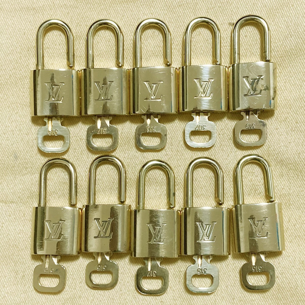 LOUIS VUITTON LV 10 SET PADLOCK KEY CHARM CADENA GOLD-PLATED FRANCE 37PDA193