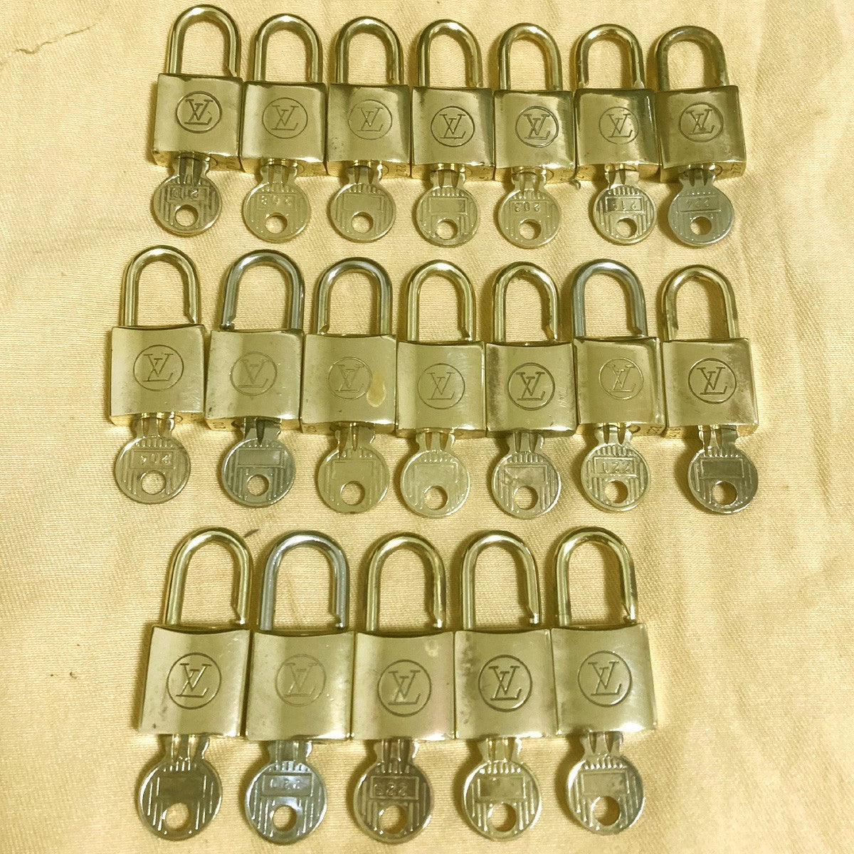 LOUIS VUITTON LV 19 SET PADLOCK KEY CHARM CADENA GOLD-PLATED FRANCE 69PDA319