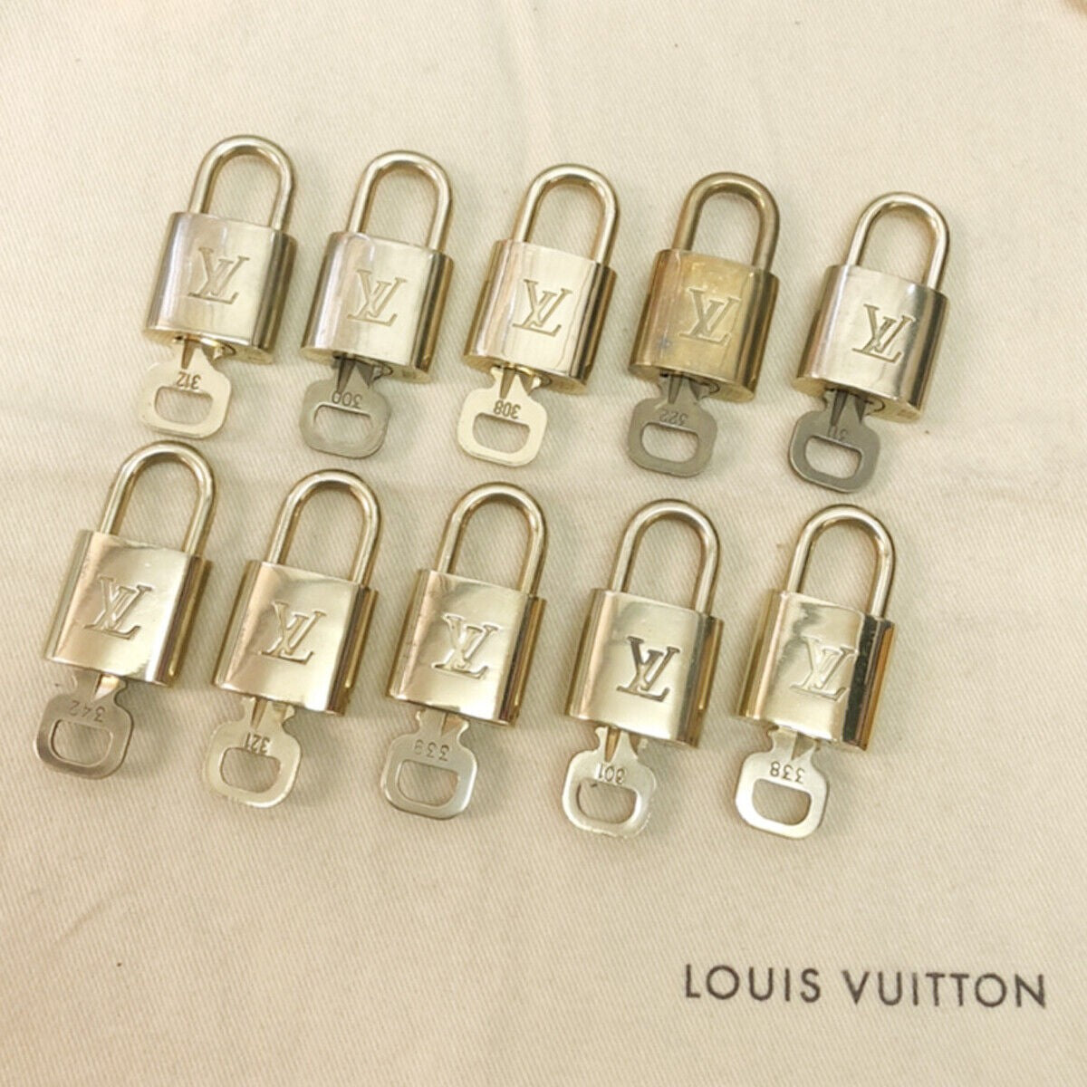 LOUIS VUITTON LV 10 SET PADLOCK KEY CHARM CADENA GOLD-PLATED FRANCE 37JF229