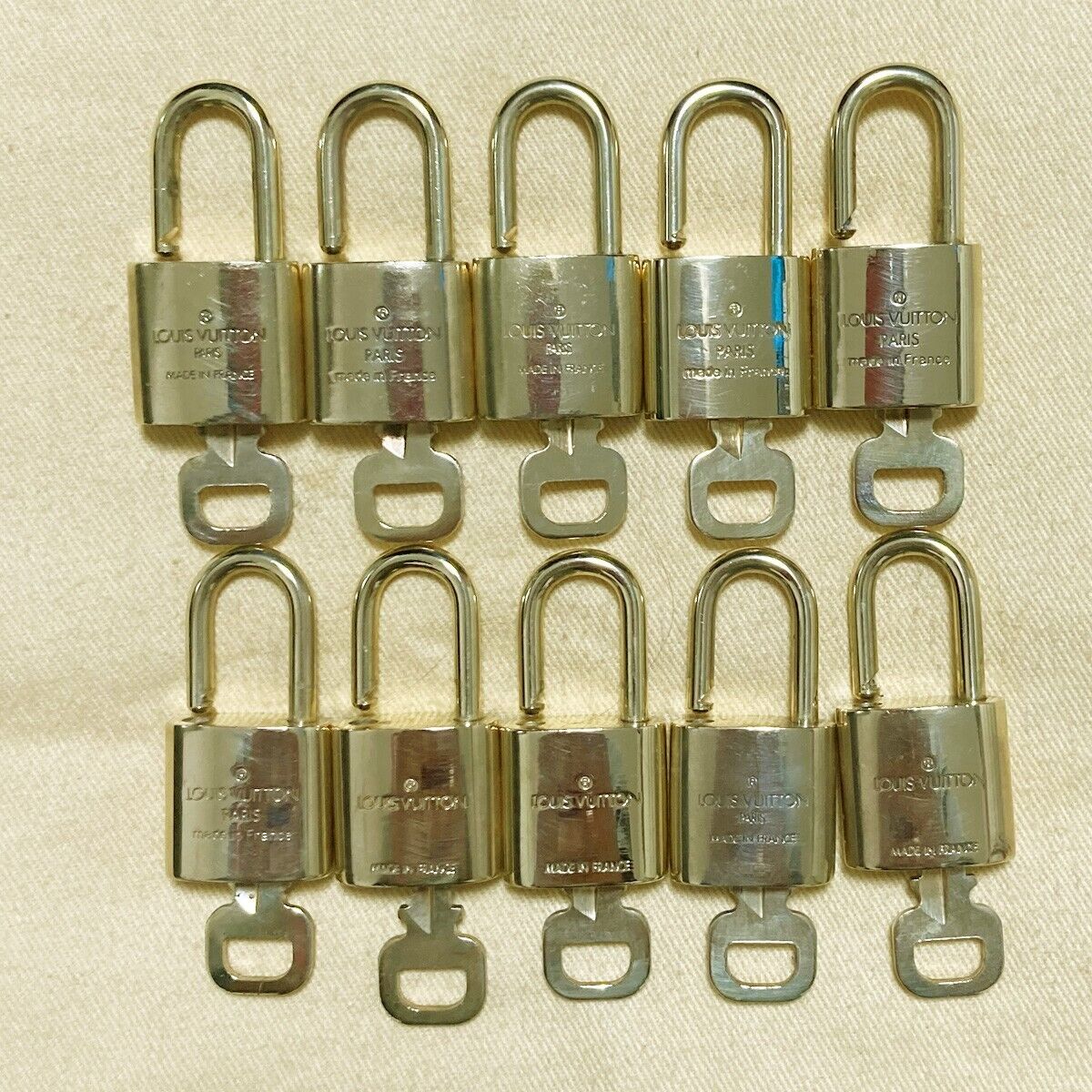 AUTHENTIC LOUIS VUITTON LV 10 SET PADLOCK KEY CHARM CADENA GOLD FRANCE 64PDA137