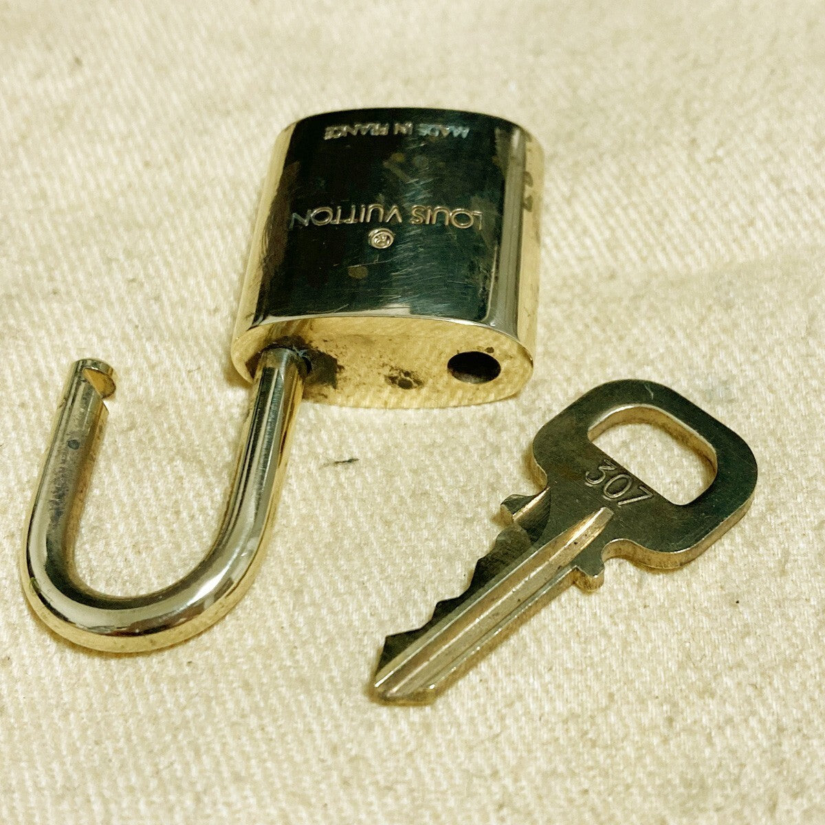 LOUIS VUITTON LV 10 SET PADLOCK KEY CHARM CADENA GOLD-PLATED FRANCE 33PDA201
