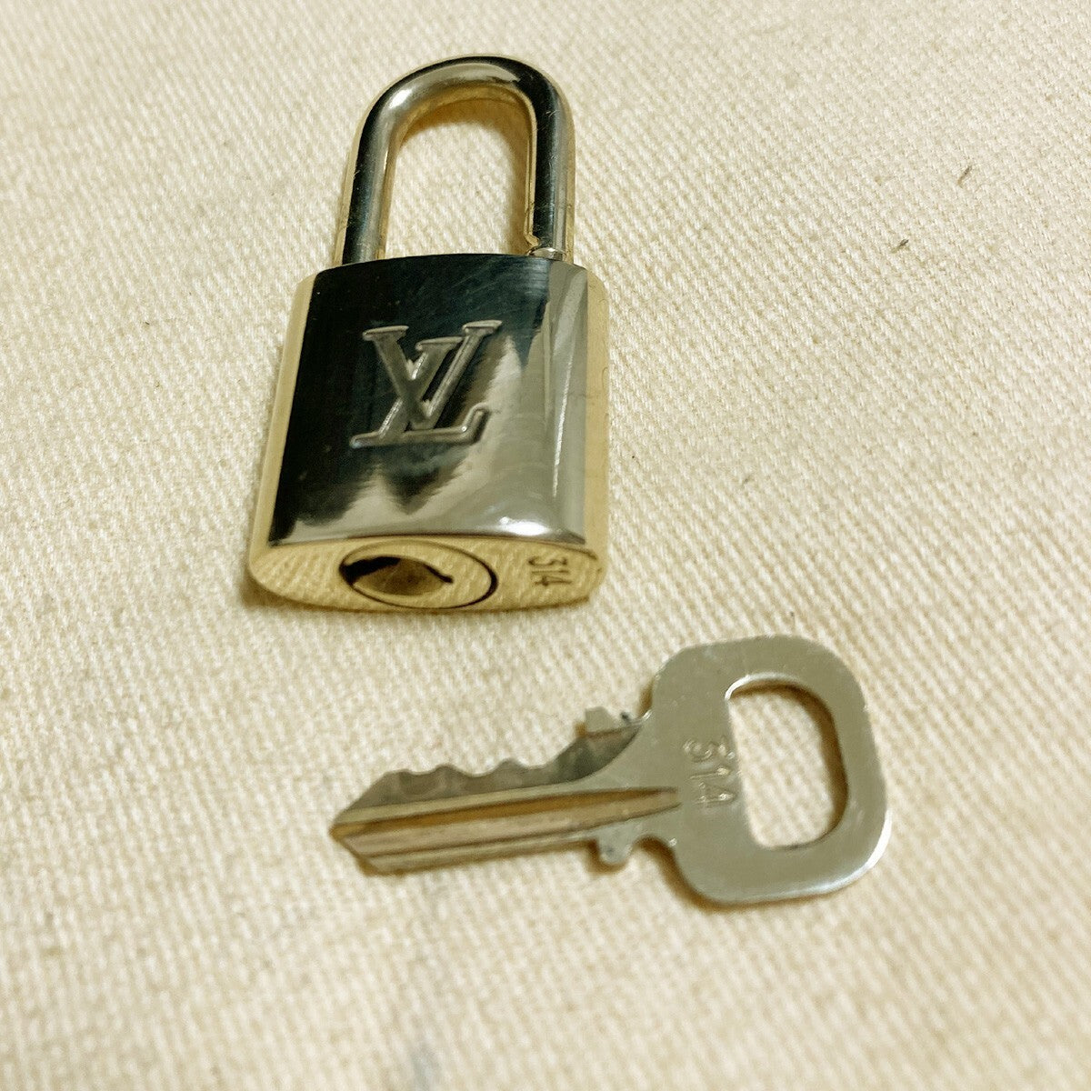 LOUIS VUITTON LV 10 SET PADLOCK KEY CHARM CADENA GOLD-PLATED FRANCE 33PDA211