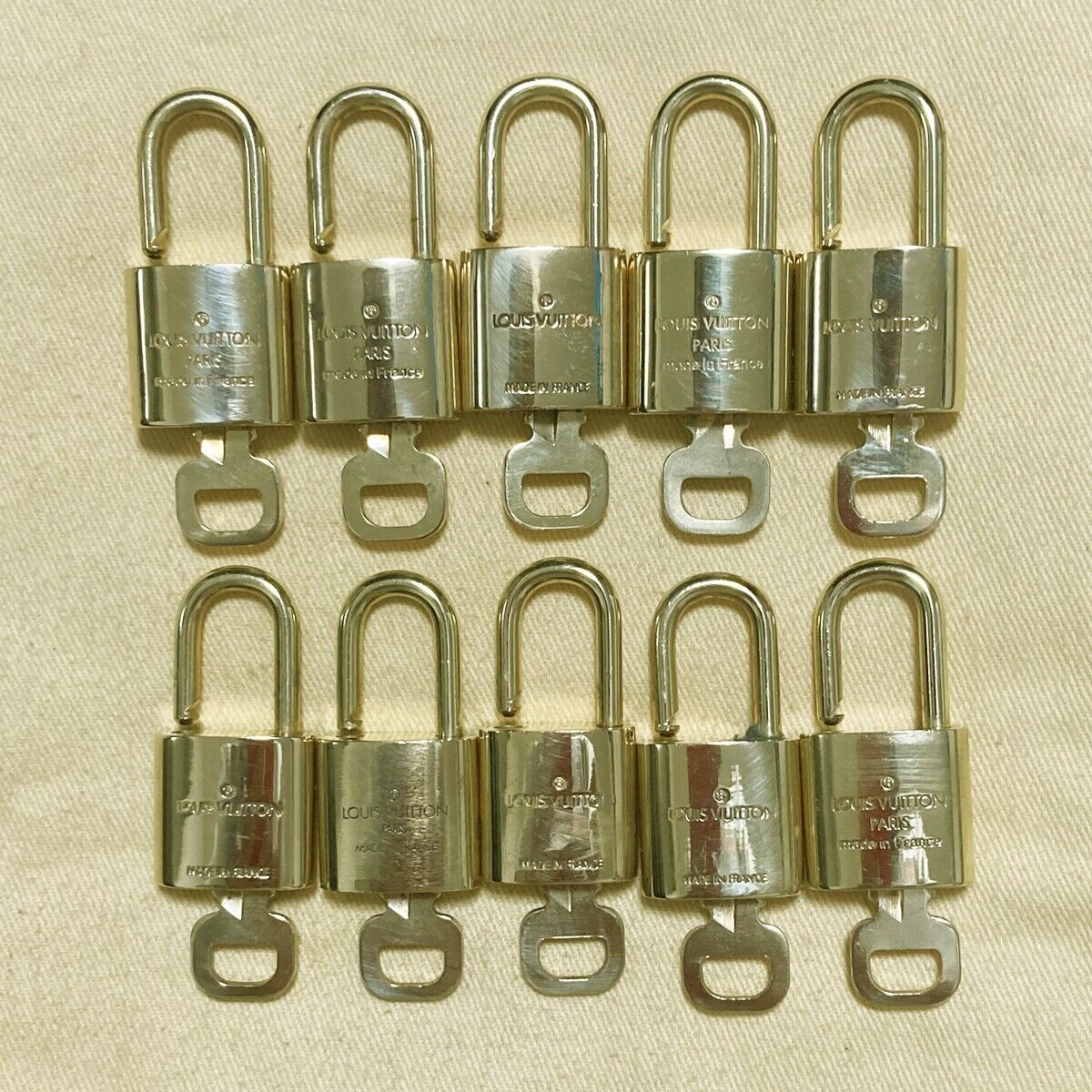 AUTHENTIC LOUIS VUITTON LV 10 SET PADLOCK KEY CHARM CADENA GOLD FRANCE 37PDA132