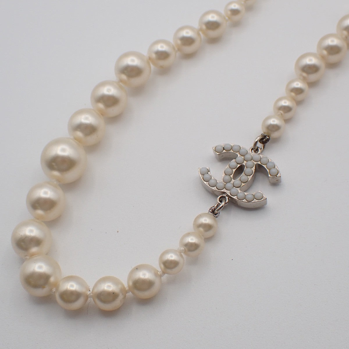 CHANEL CC Logo Imitation Pearl Chain Necklace A12 W White SHW 98RF643