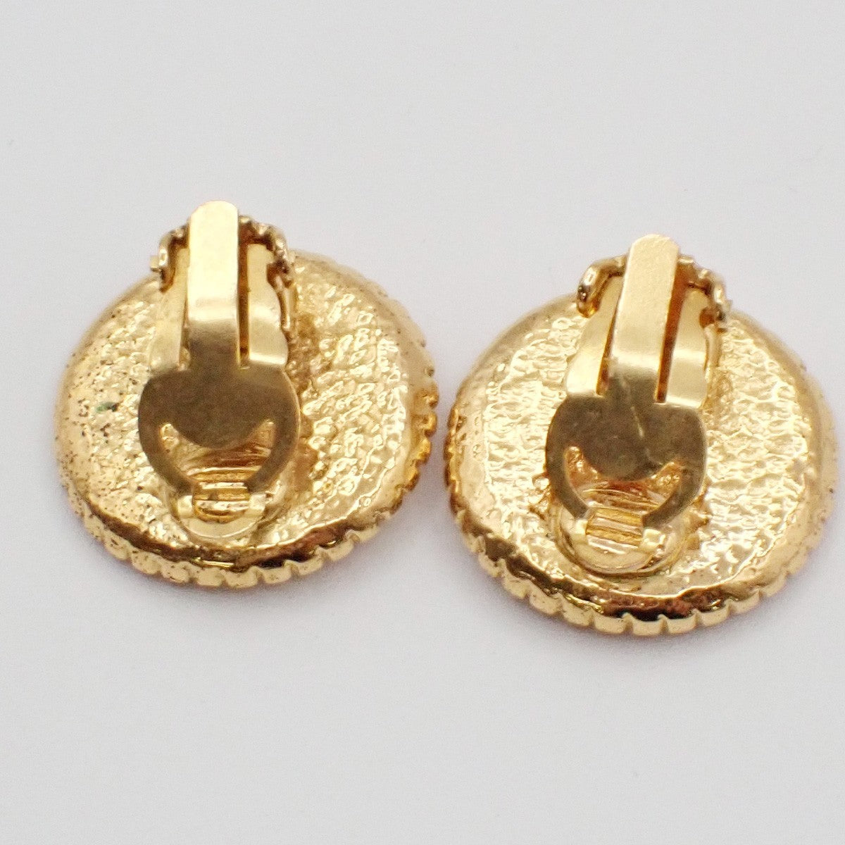 CHANEL CC Logo Round Button Earrings 96A Clip-On Gold France Vintage 39RL906