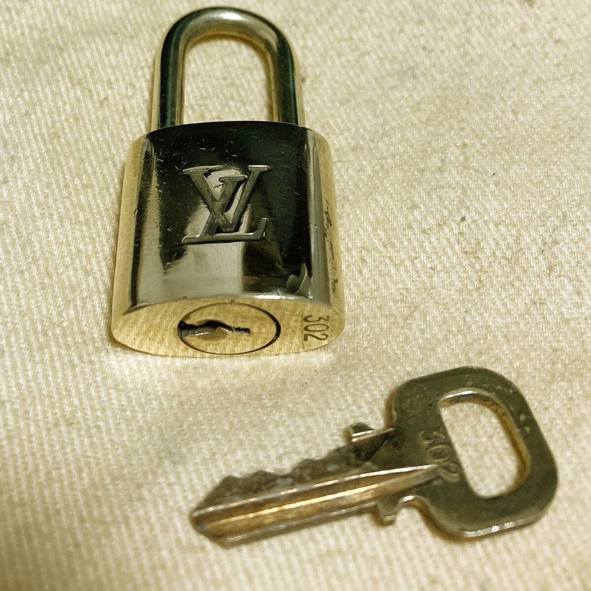 LOUIS VUITTON LV 10 SET PADLOCK KEY CHARM CADENA GOLD-PLATED FRANCE 31PDA236
