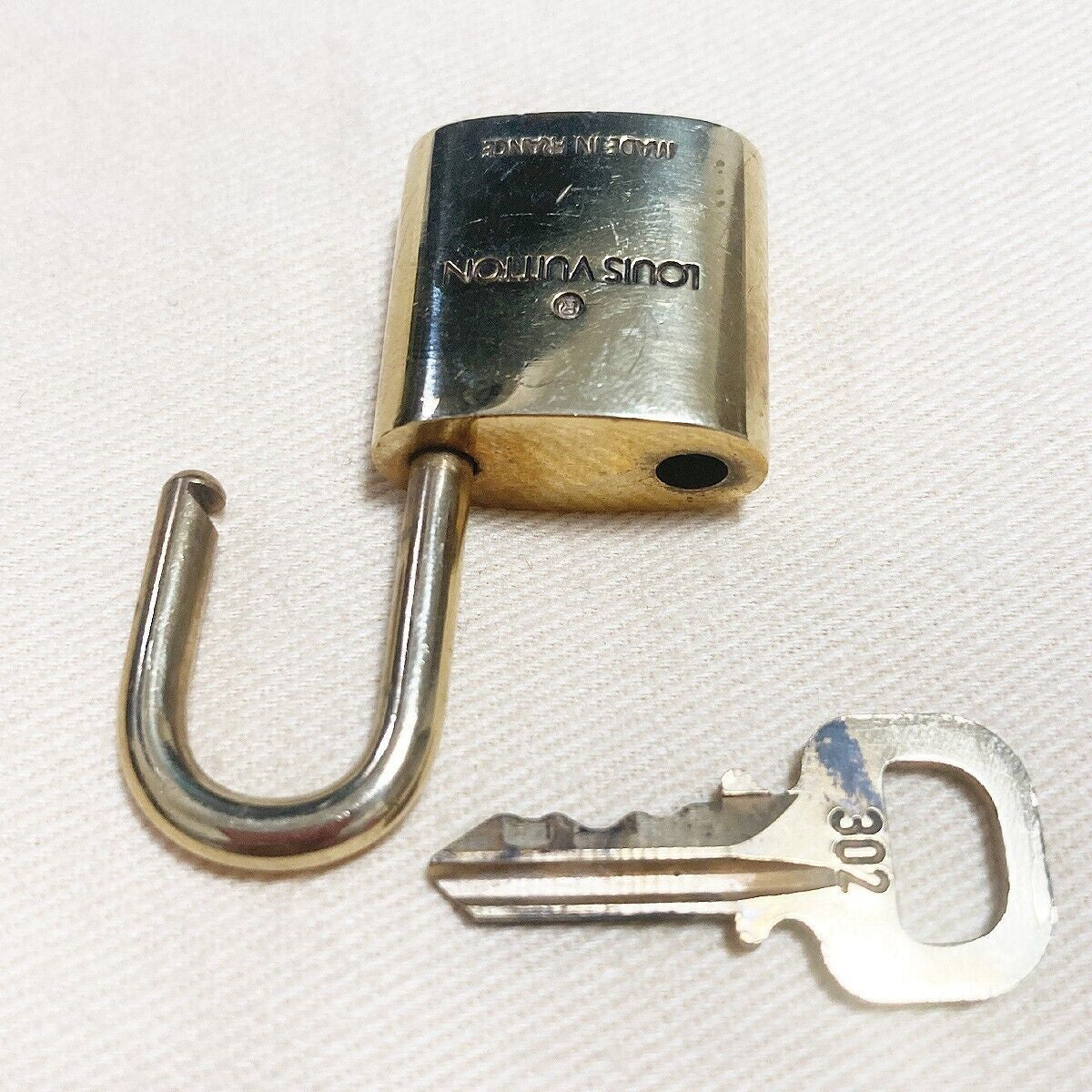 LOUIS VUITTON LV 10 SET PADLOCK KEY BAG CHARM CADENA GOLD PLATED FRANCE34YB045