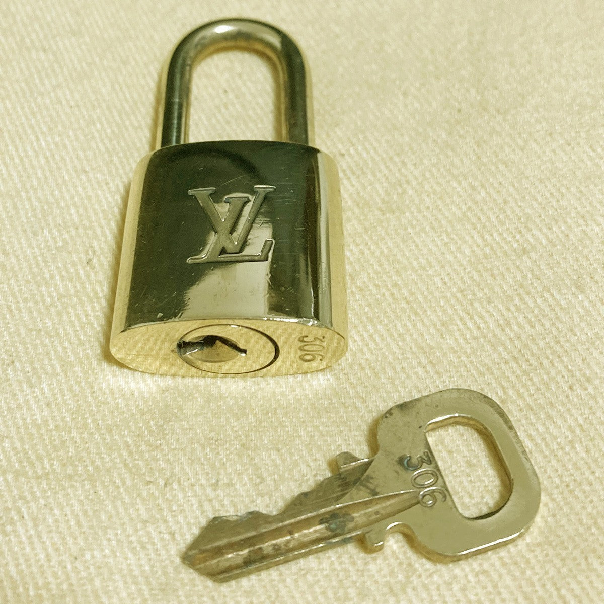 LOUIS VUITTON LV 10 SET PADLOCK KEY CHARM CADENA GOLD-PLATED FRANCE 37PDA290